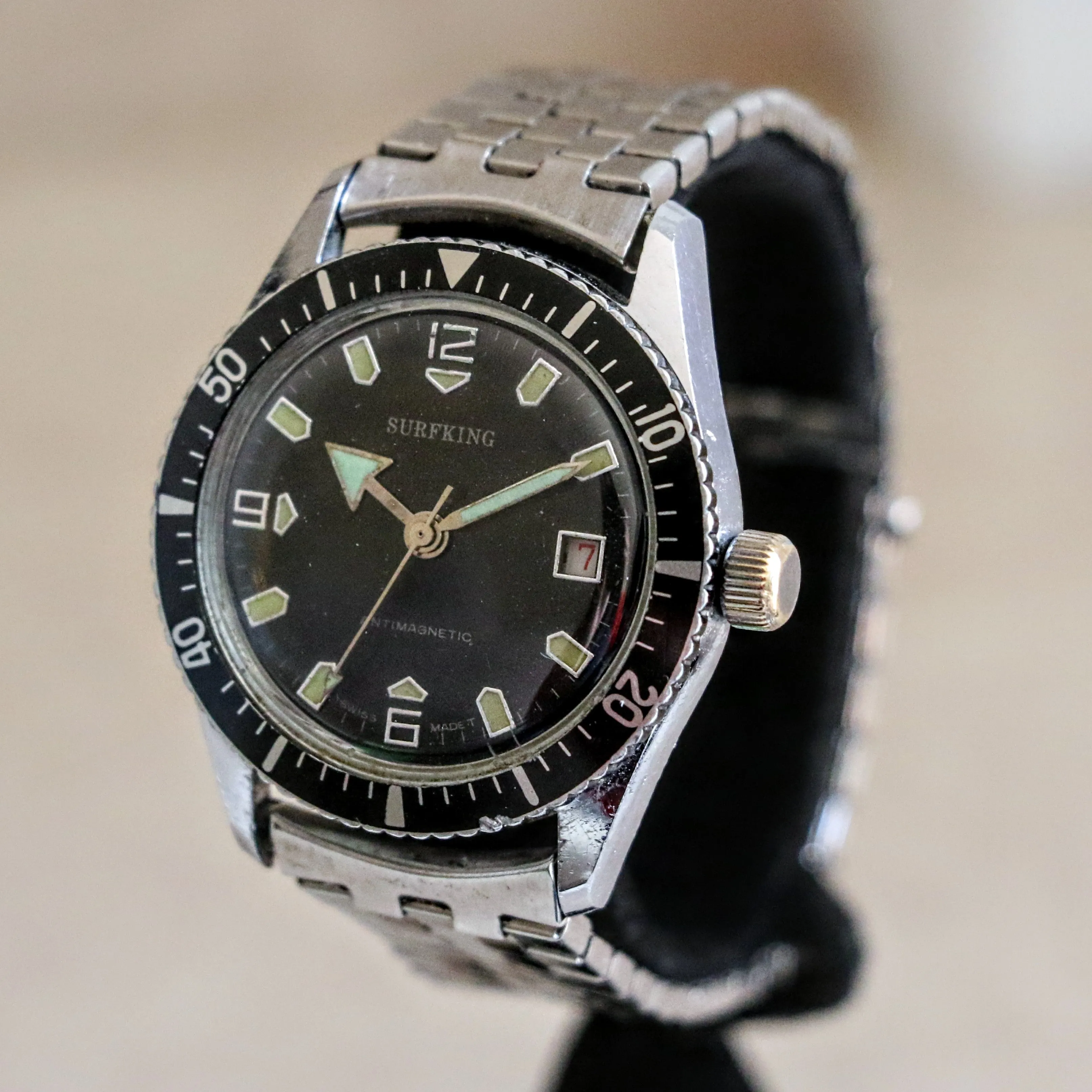 SURFKING Diver Wristwatch by WELSBRO Watch Co. Date Indicator Swiss Made Watch