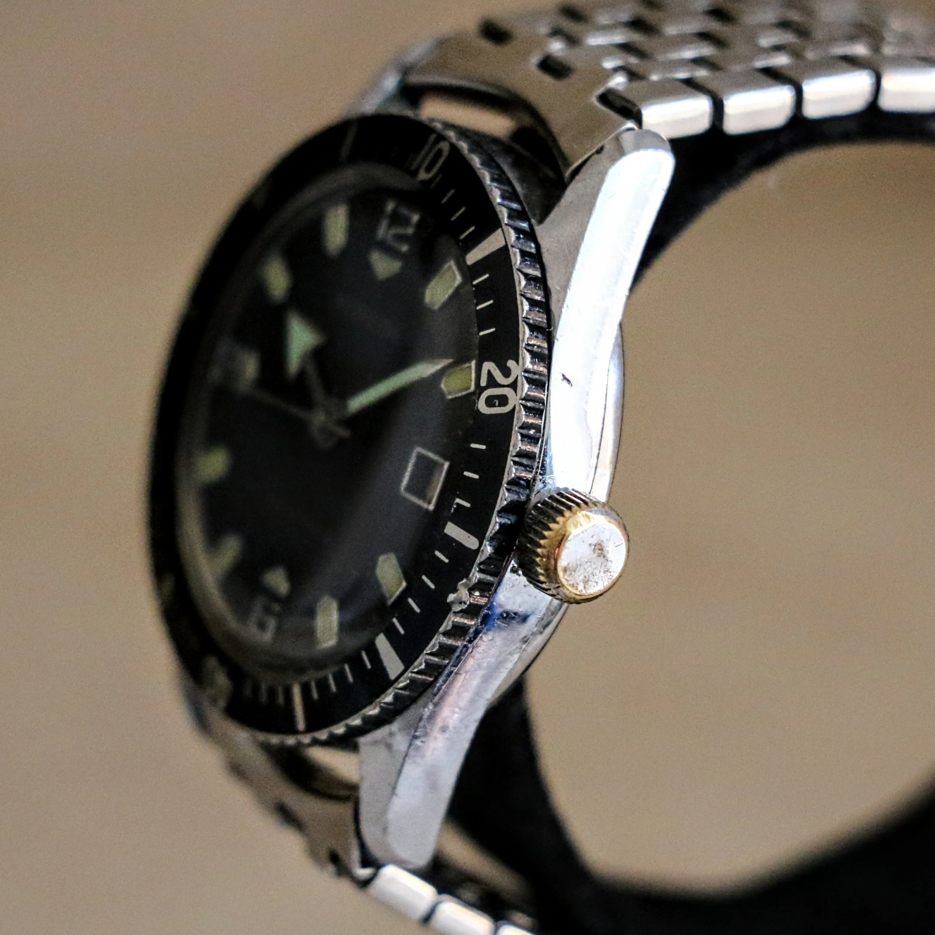 SURFKING Diver Wristwatch by WELSBRO Watch Co. Date Indicator Swiss Made Watch