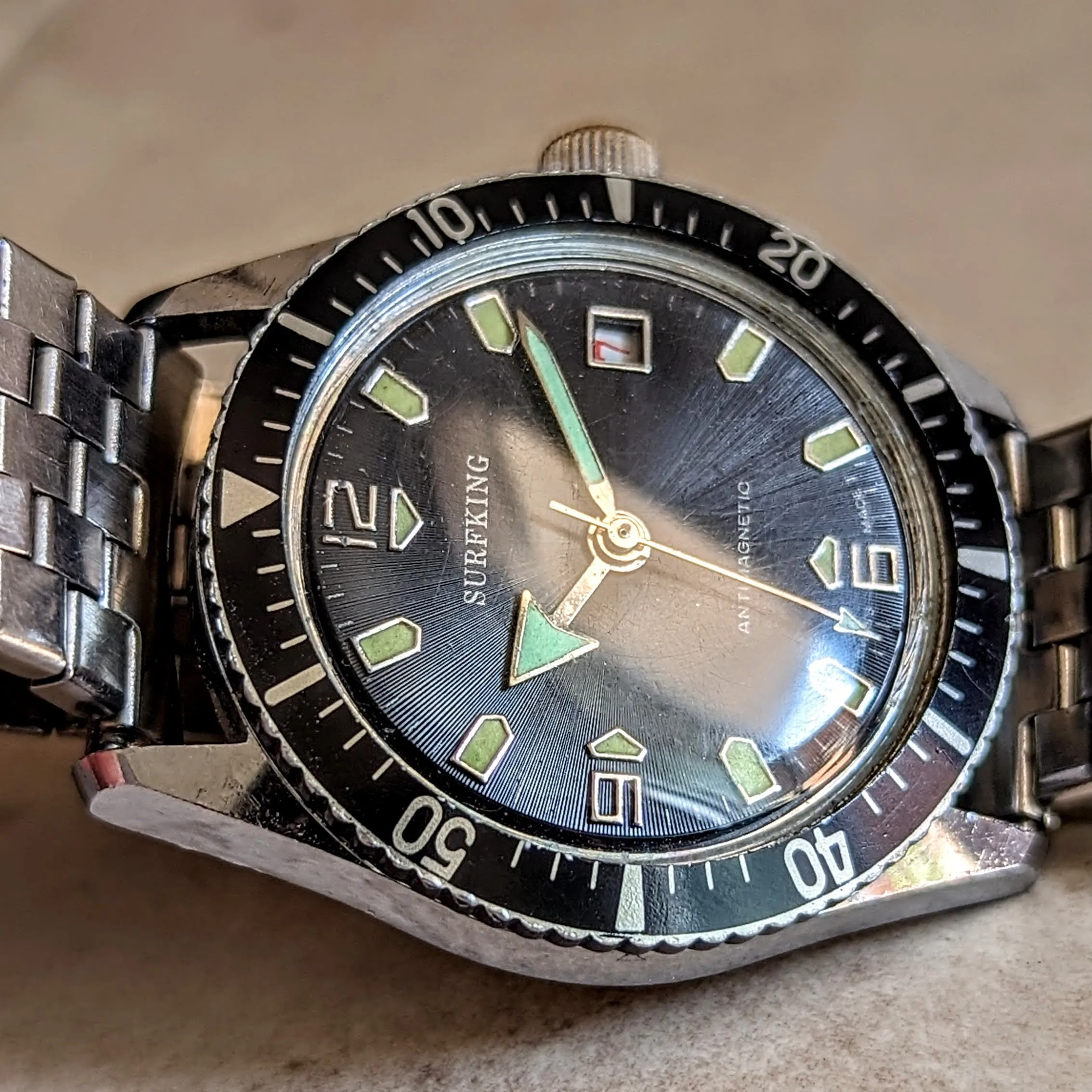 SURFKING Diver Wristwatch by WELSBRO Watch Co. Date Indicator Swiss Made Watch