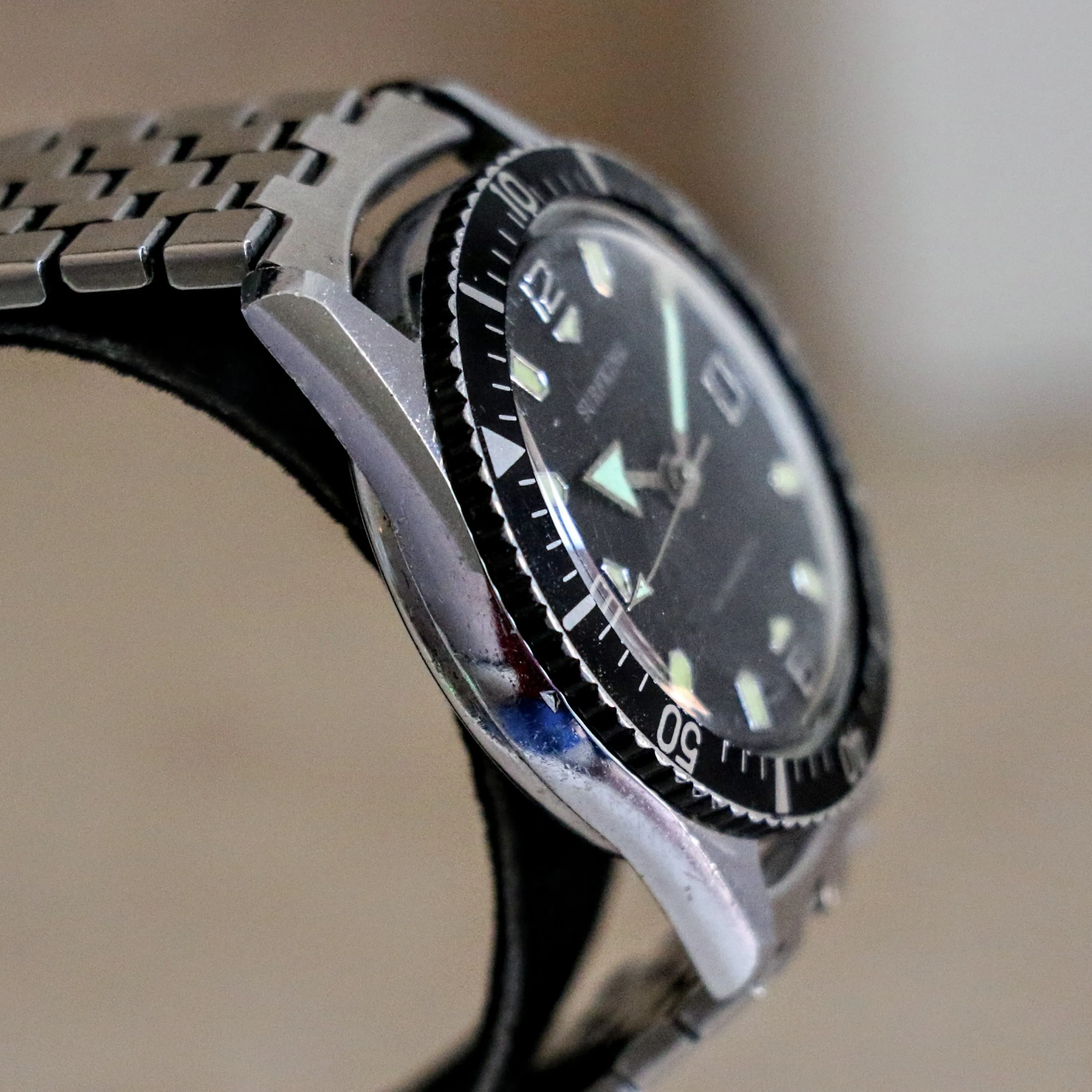 SURFKING Diver Wristwatch by WELSBRO Watch Co. Date Indicator Swiss Made Watch