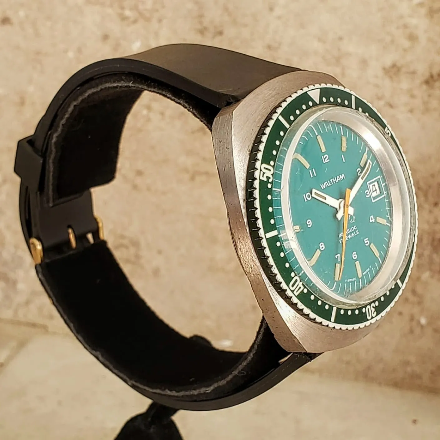 Vintage Waltham Diver Date Wristwatch Swiss Caliber 140-1A 17 Jewels Watch
