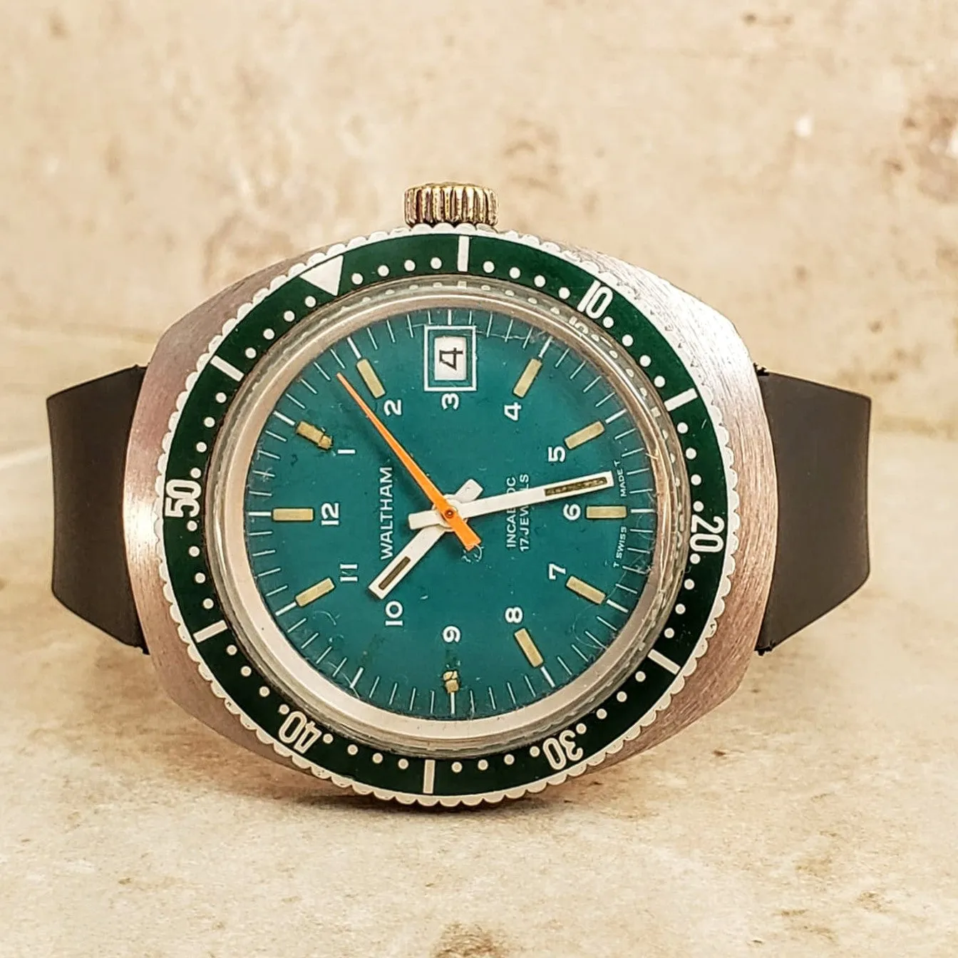 Vintage Waltham Diver Date Wristwatch Swiss Caliber 140-1A 17 Jewels Watch